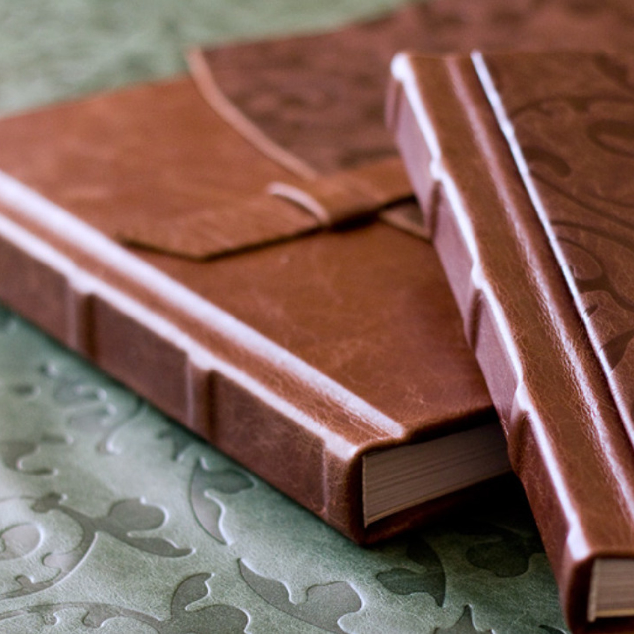 Классическая печать, кожаная обложка