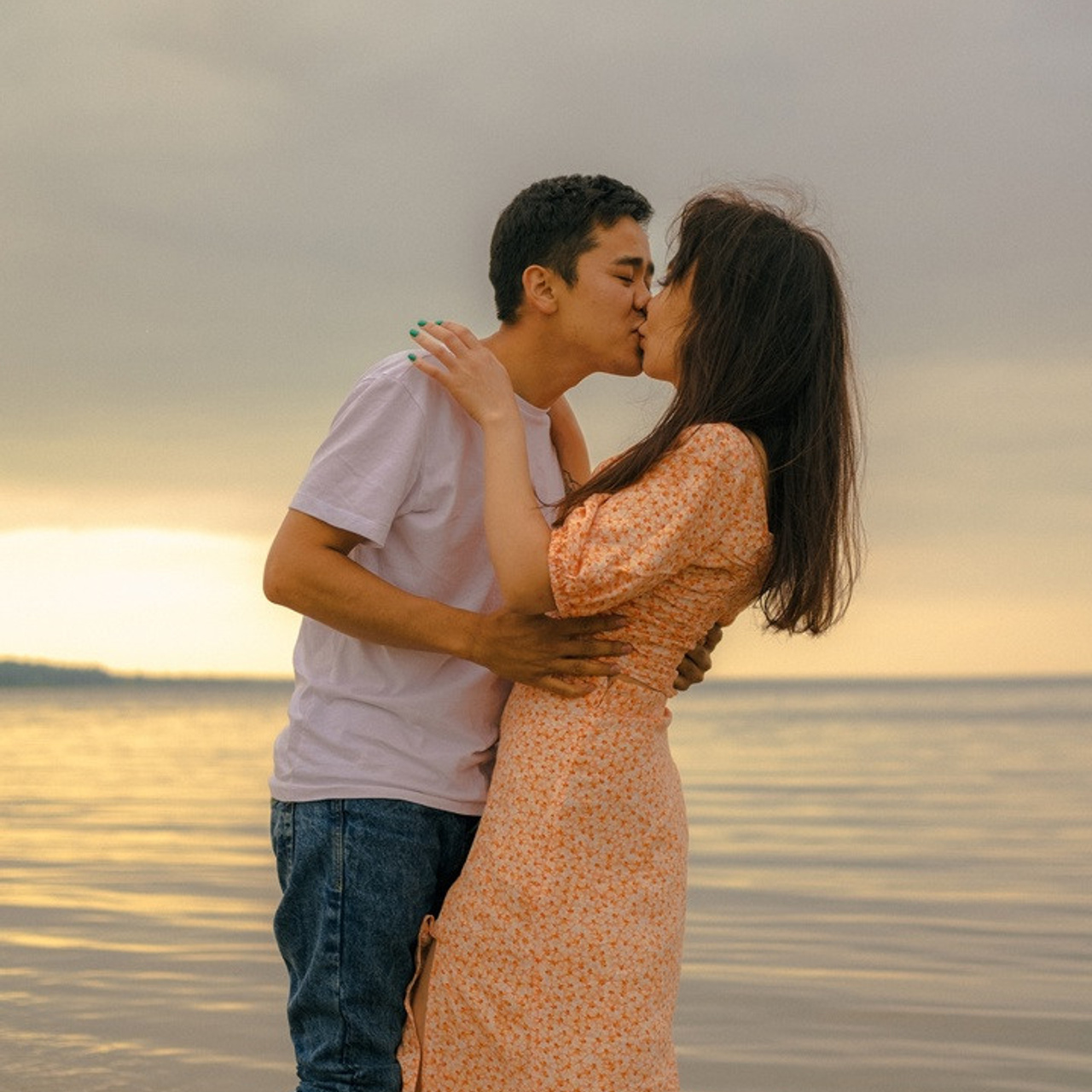 У берега реки