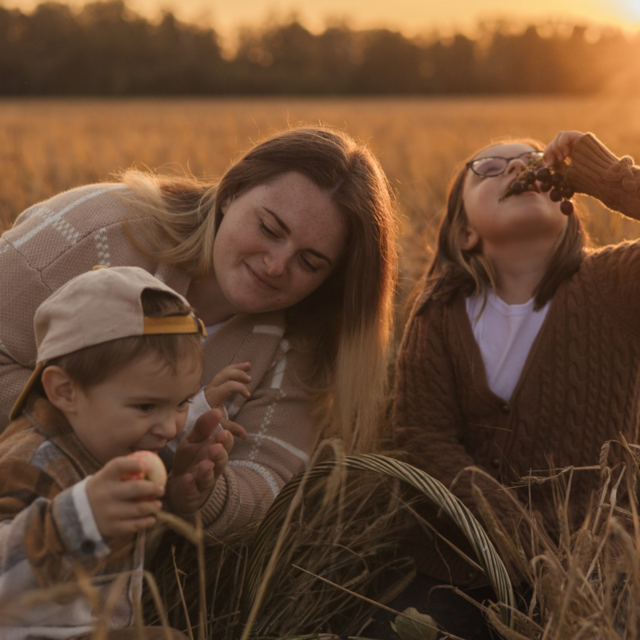 Семья в поле