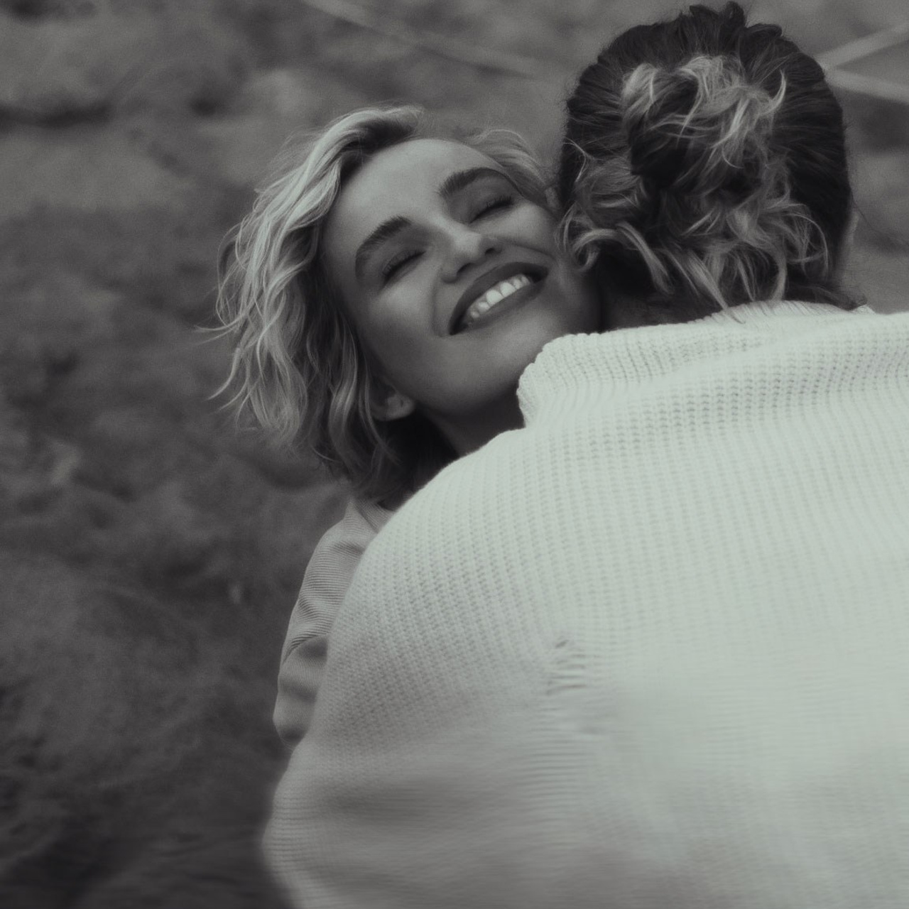 помещается под рёбрами слева