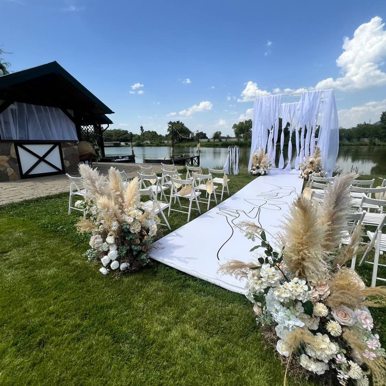 «Однажды взявшись за руки…» не выдуманная история двух влюбленных. Свадьба в загородном клубе на берегу озера с видом на Бештау