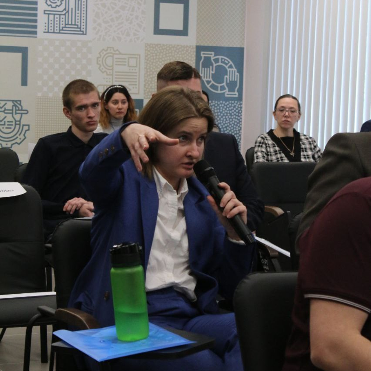 Репортажное фото говорящей женщины