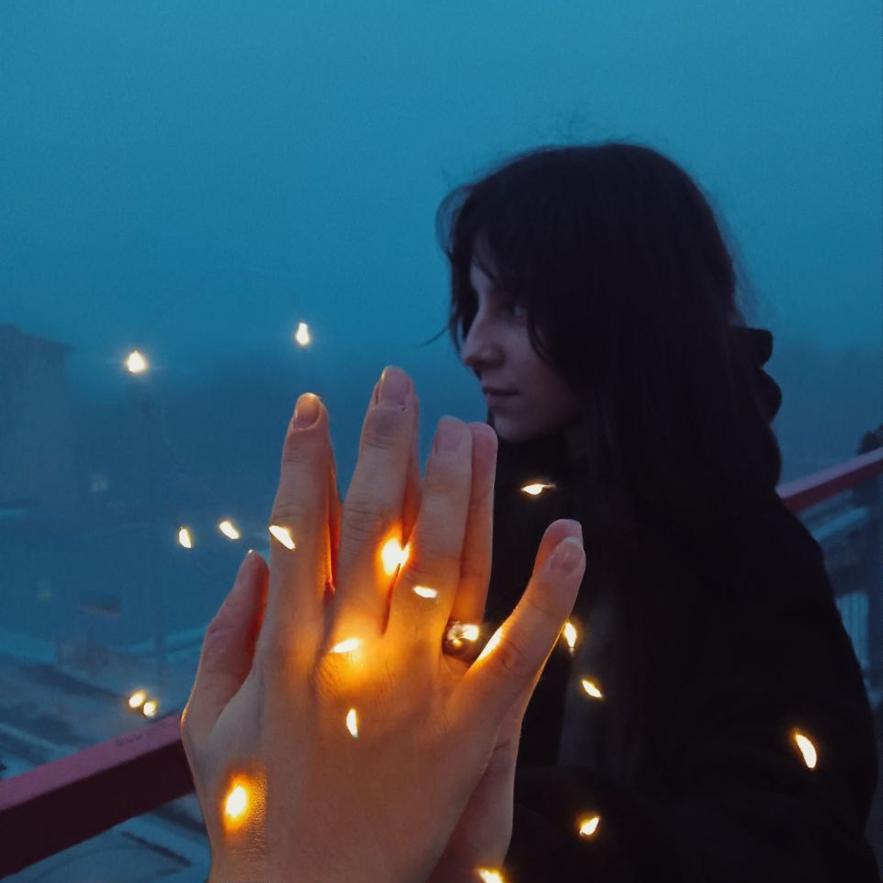 Магическая фотография с огоньками в тумане