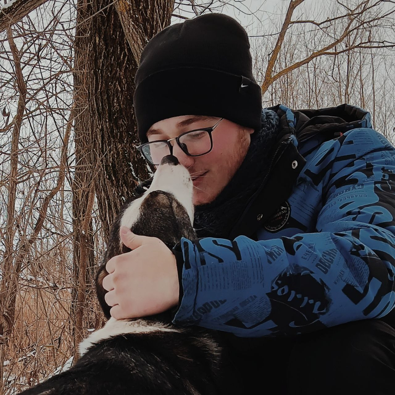 Молодой человек и собака