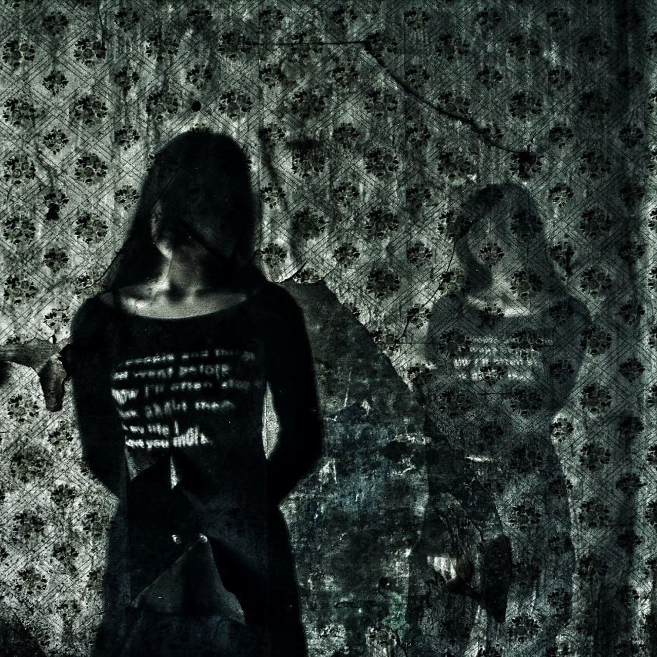 Мистическое фото на большой выдержке с силуэтами девушки