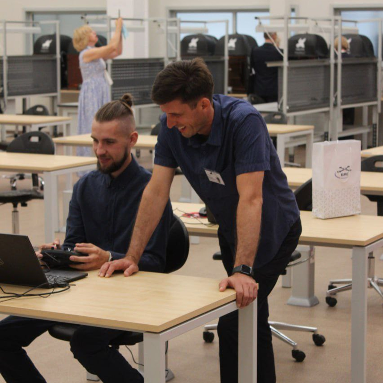 Репортажное фото двух проограмистов