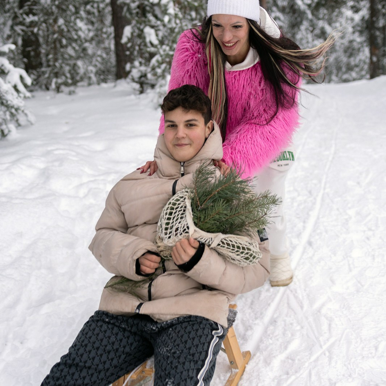 Прогулка мамы и сына