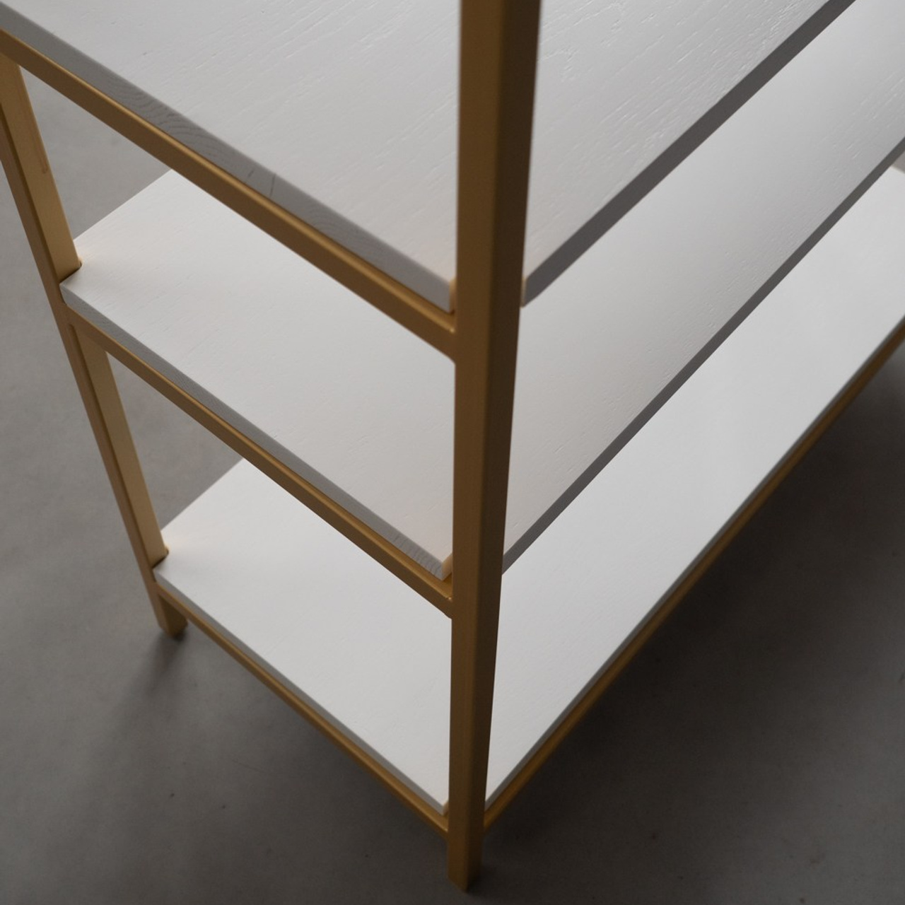 Стеллажи и консоли