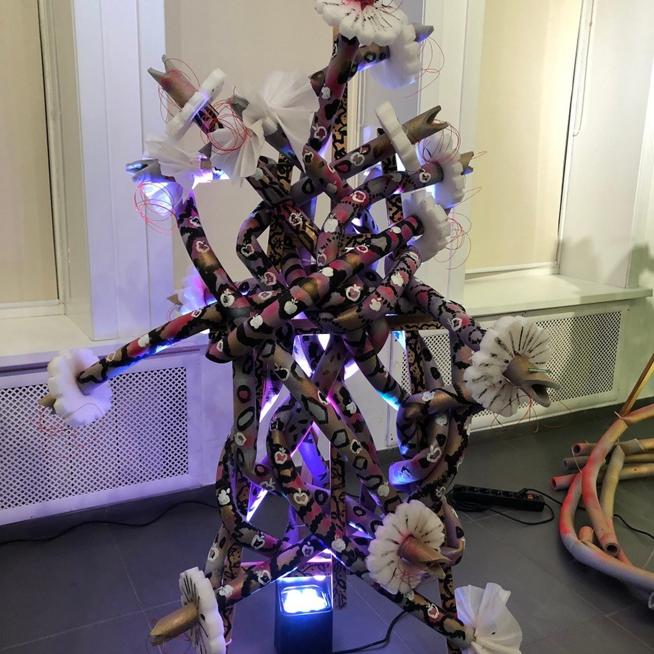 Инсталляция "Превращение -1" для проекта "История змейки ЗиЗи" в арт-пространстве РОСТ литературно-художественного музея книги А.П.Чехова "Остров Сахалин", 2024 год. Материал: изоляционные трубы, проволока, пенопласт, акрил, гуашь.