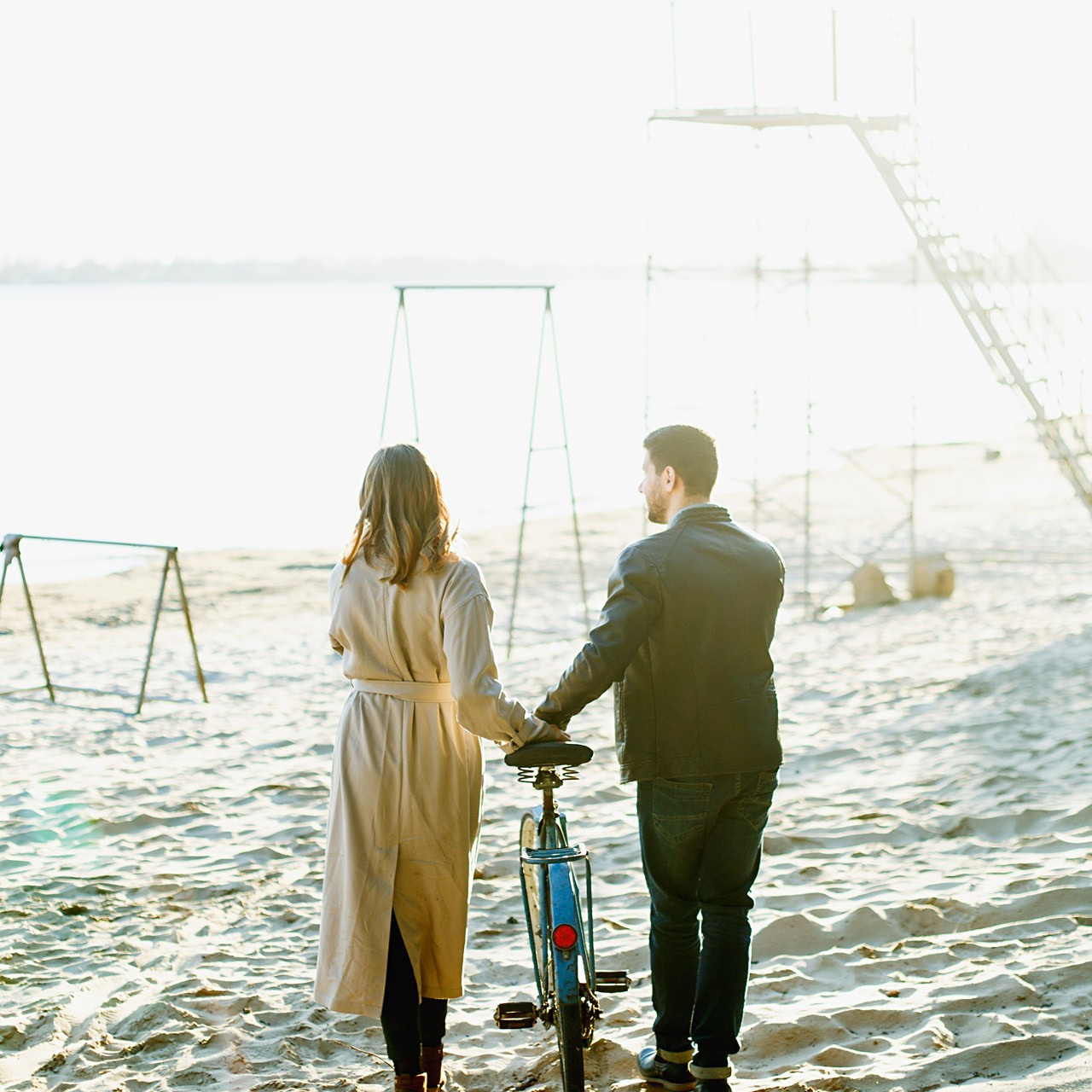 Оля и Женя. Холодный пляж