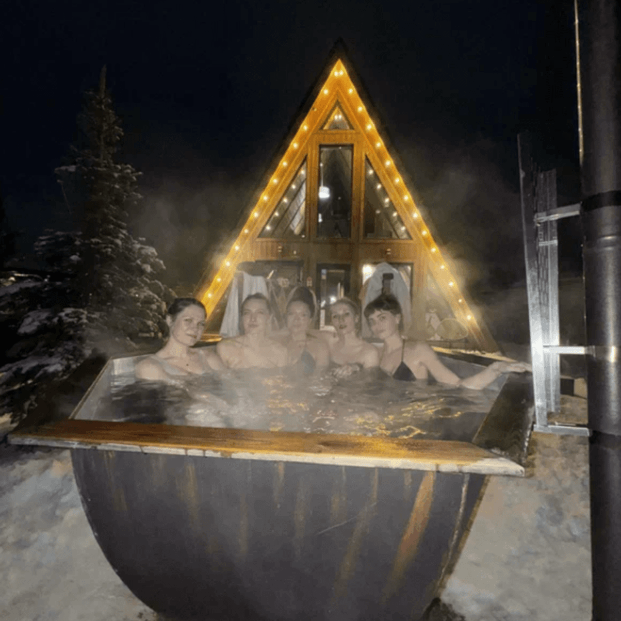 Треугольный дом в аренду на 6 человек - 50 км от МКАД. Коттедж А-фрейм с баней и уличным чаном в Подмосковье - в аренду для отдыха