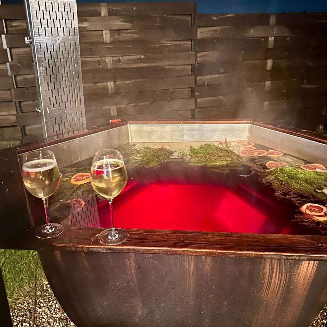 Загородный дом для отдыха на майские праздники с баней, уличным чаном на 6 человек - забронировать. Коттедж А-фрейм с баней и уличным чаном в Подмосковье - в аренду для отдыха