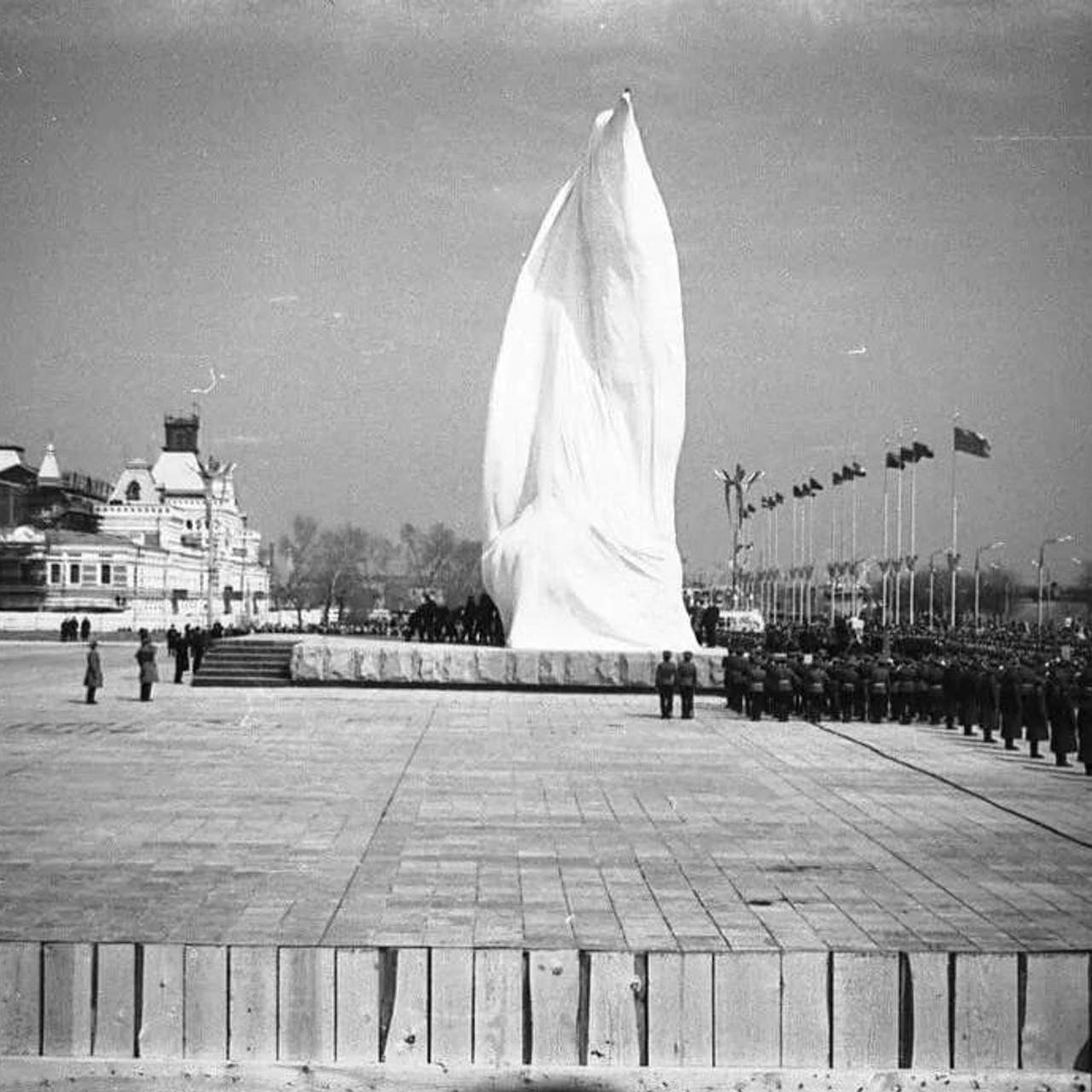 Пост «Ленин, Нижний Новгород и собор‑маяк»