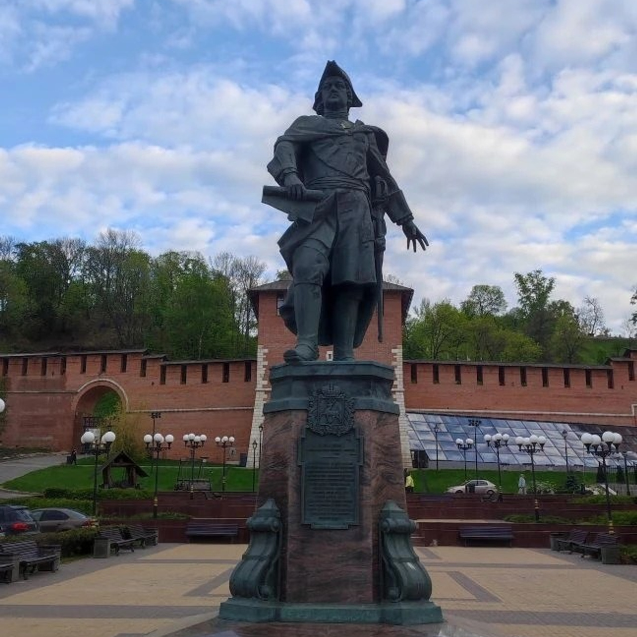 Памятник Петру Первому на Нижне-Волжской набережной. Авторы проекта 	Алексей Щитов, Сергей Шорохов.