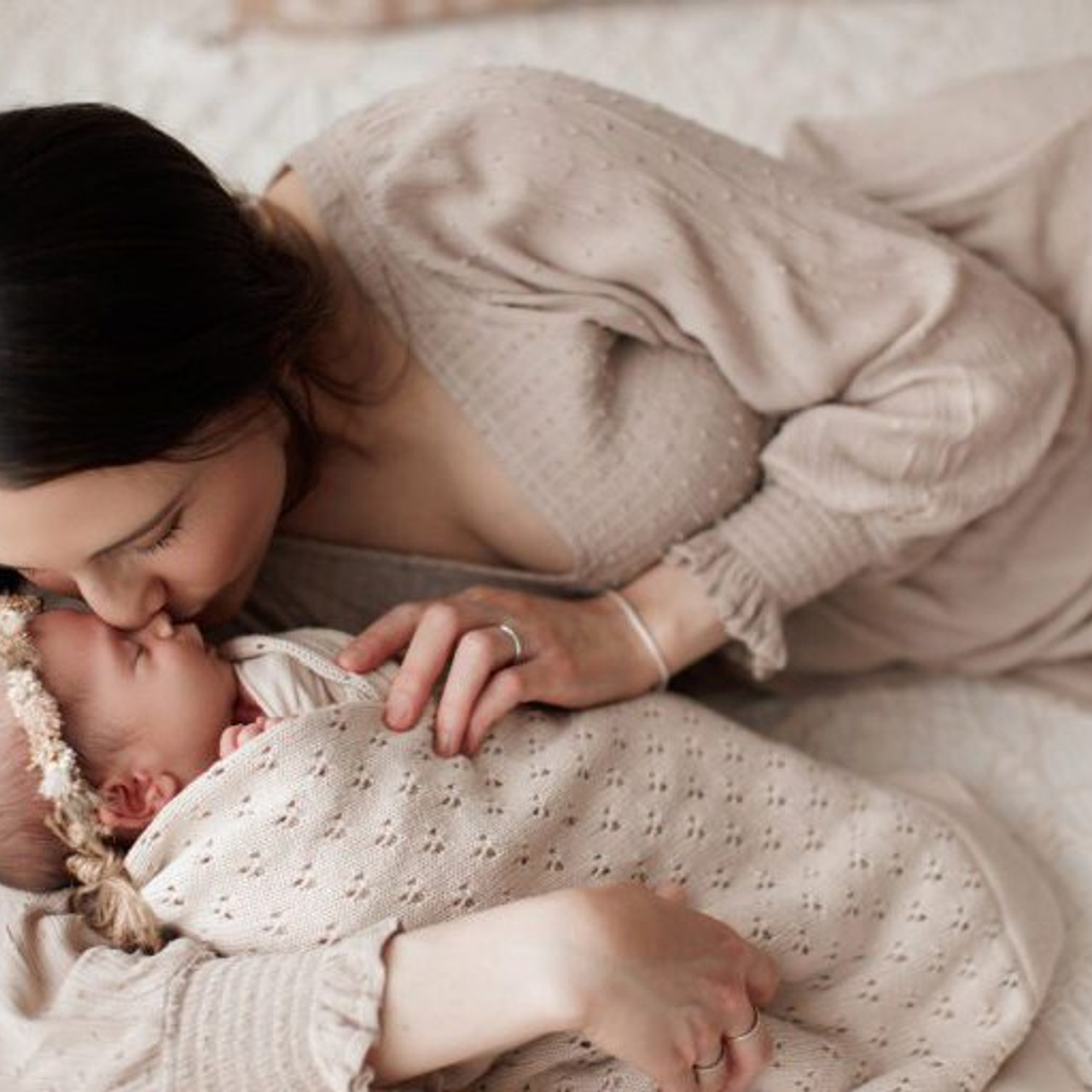 Фотосессия новорожденных в Москве дома и в студии от фотографа новорожденных. Фотосессия в студии в Москве от профессионального фотографа услуги по доступным ценам