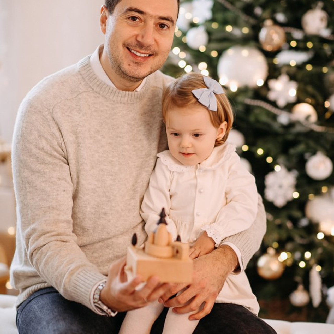 Новогодняя семейная фотосессия в Москве дома. Фотосессия в студии в Москве от профессионального фотографа услуги по доступным ценам