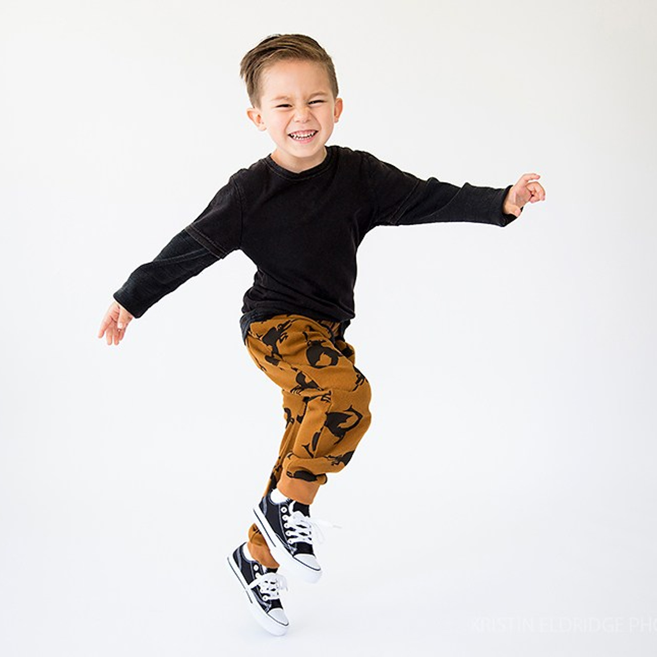 Фотосессия детской одежды для маркетплейсов от фотографа. Фотосессия в студии в Москве от профессионального фотографа услуги по доступным ценам