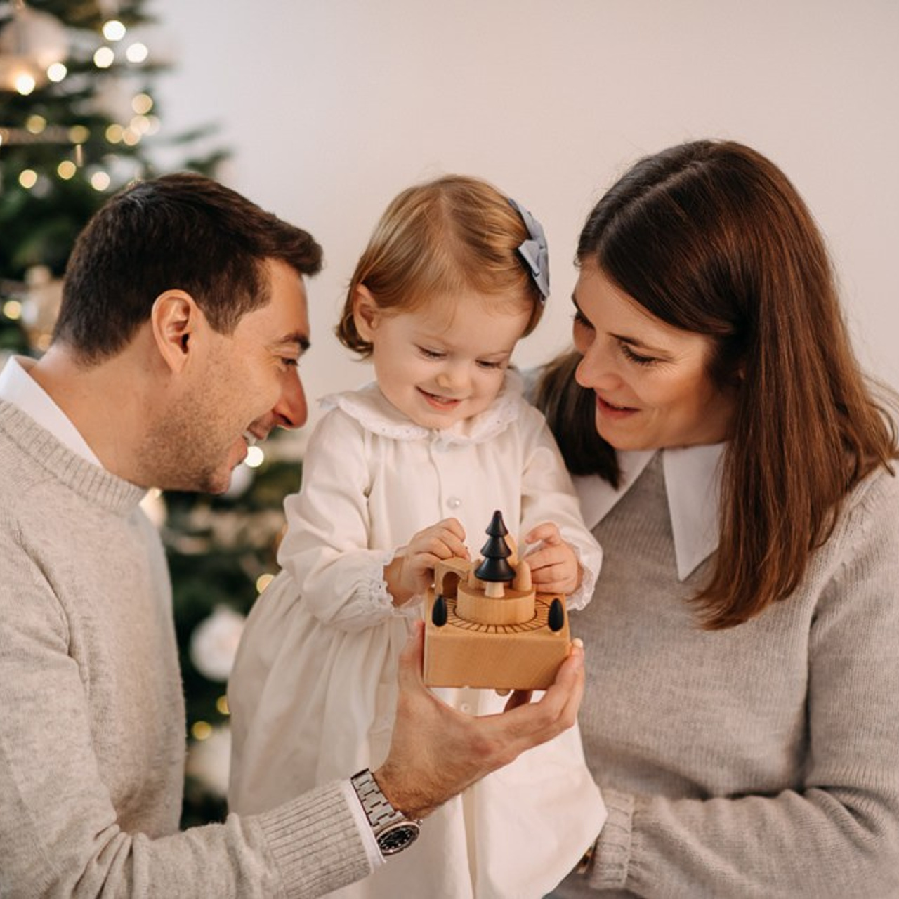 Новогодняя семейная фотосессия в Москве дома. Фотосессия в студии в Москве от профессионального фотографа услуги по доступным ценам