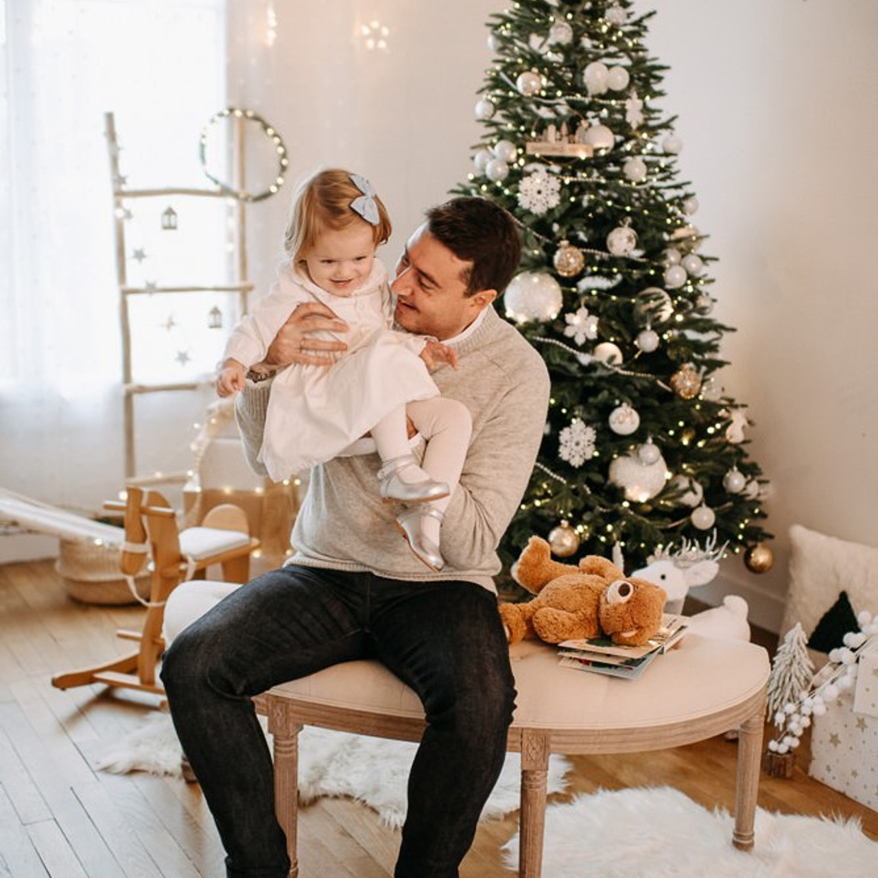 Новогодняя семейная фотосессия в Москве дома. Фотосессия в студии в Москве от профессионального фотографа услуги по доступным ценам