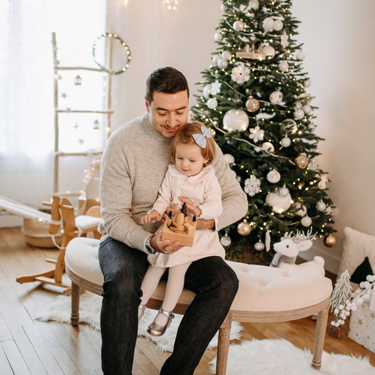 Новогодняя семейная фотосессия в Москве дома. Фотосессия в студии в Москве от профессионального фотографа услуги по доступным ценам