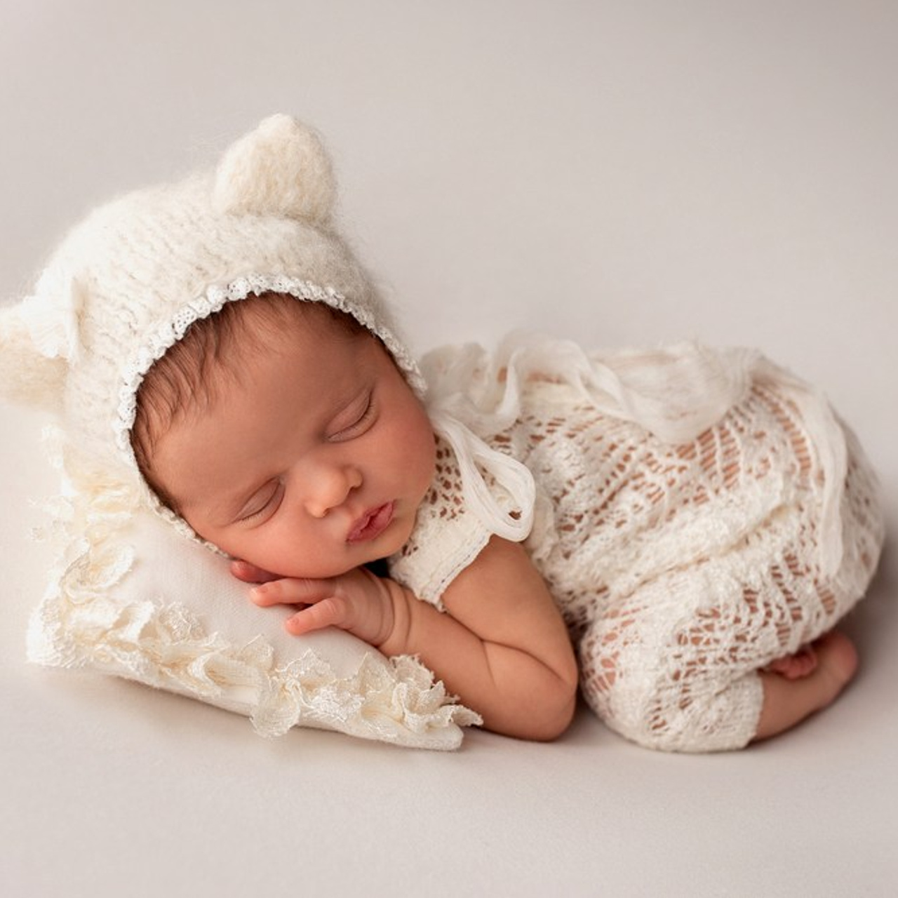 Фотосессия новорожденных в Москве дома и в студии от фотографа новорожденных. Фотосессия в студии в Москве от профессионального фотографа услуги по доступным ценам