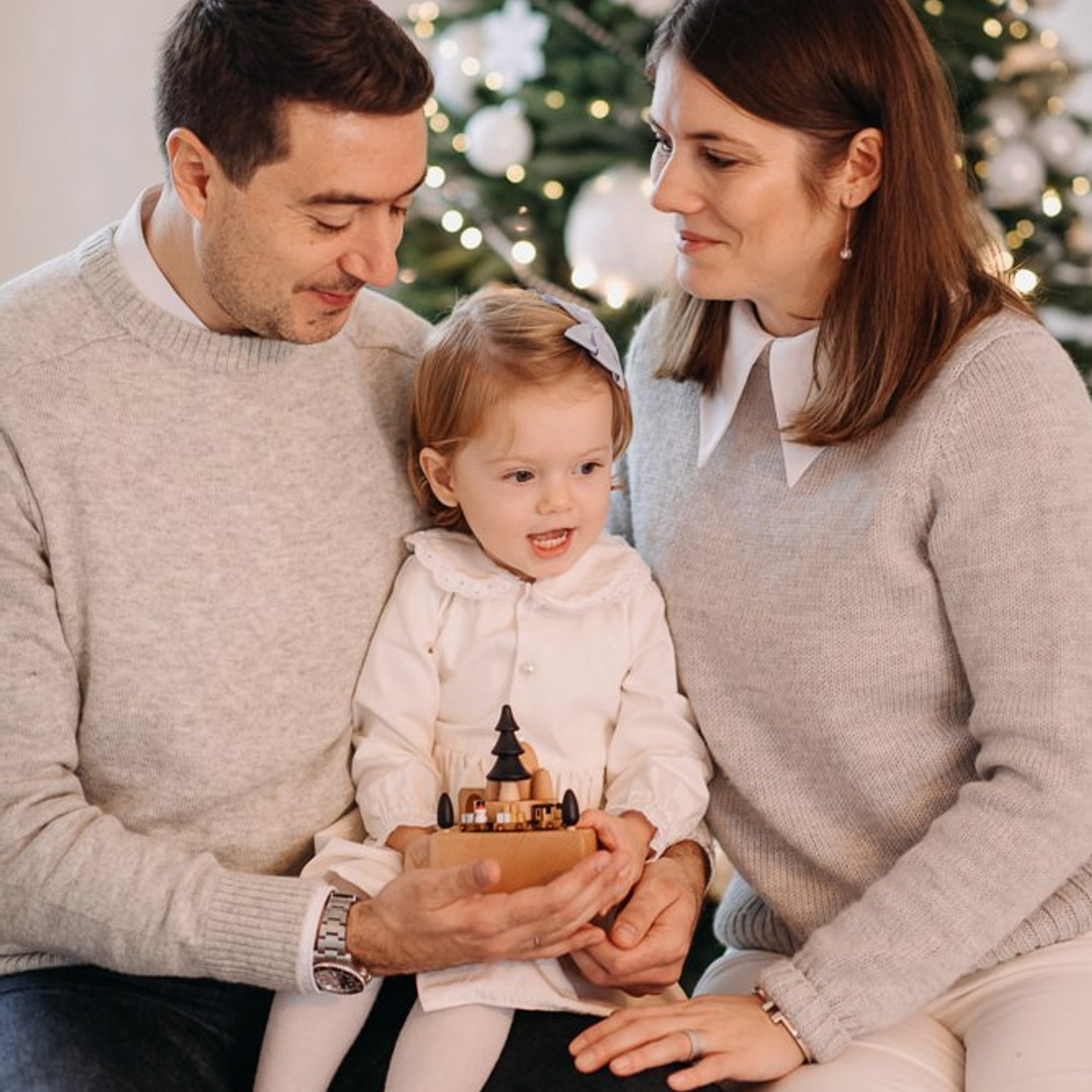 Новогодняя семейная фотосессия в Москве дома. Фотосессия в студии в Москве от профессионального фотографа услуги по доступным ценам