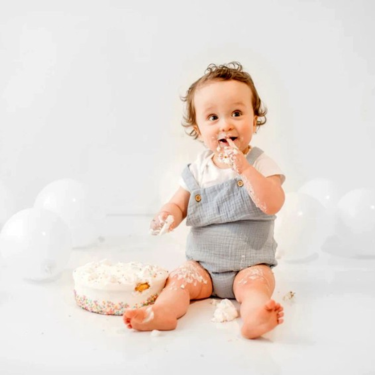 Фотосессия на годик день рождения ребенка в Москве в студии и дома от детского фотографа. Фотосессия в студии в Москве от профессионального фотографа услуги по доступным ценам