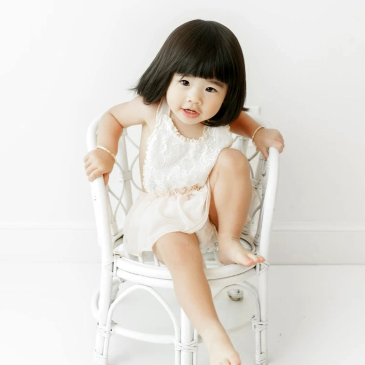 Фотосессия на годик день рождения ребенка в Москве в студии и дома от детского фотографа. Фотосессия в студии в Москве от профессионального фотографа услуги по доступным ценам