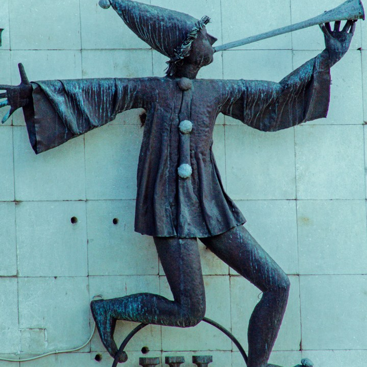 Часы у театра "Шут". Проспект Революции.