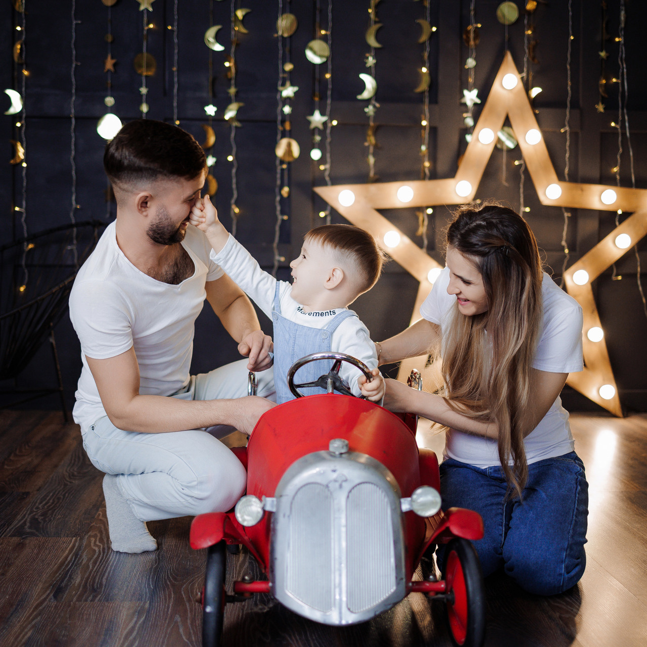 Семейная фотосессия в новогодней студии