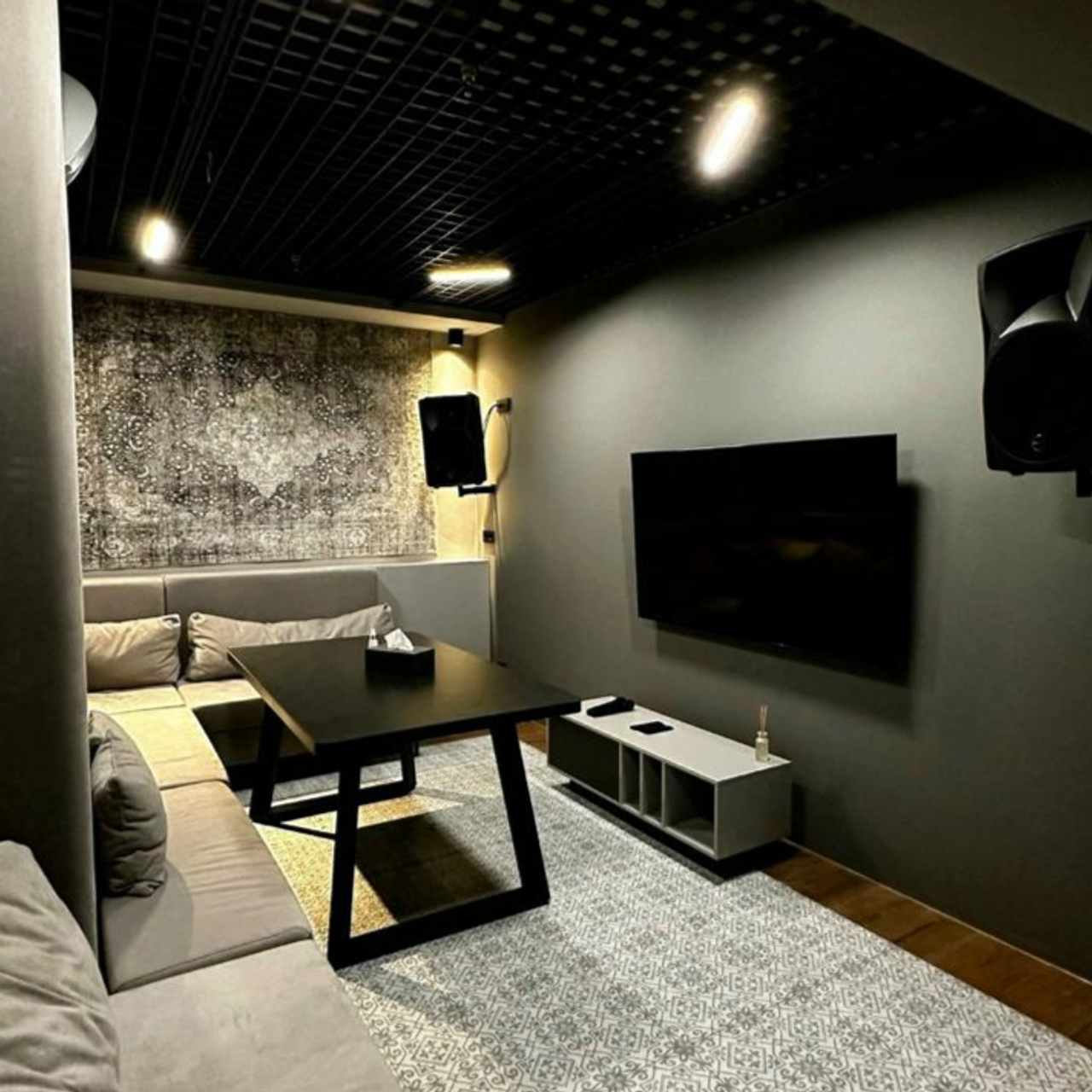 Актуальные фотостудии Самары: аренда, интерьерный и фоновые локации, услуги фотографа