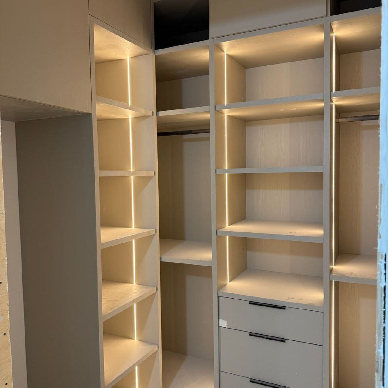 Гардеробные. КУХНИ, шкафы, гардеробные, предметы интерьера, дизайн-проект, замер, доставки и монтаж