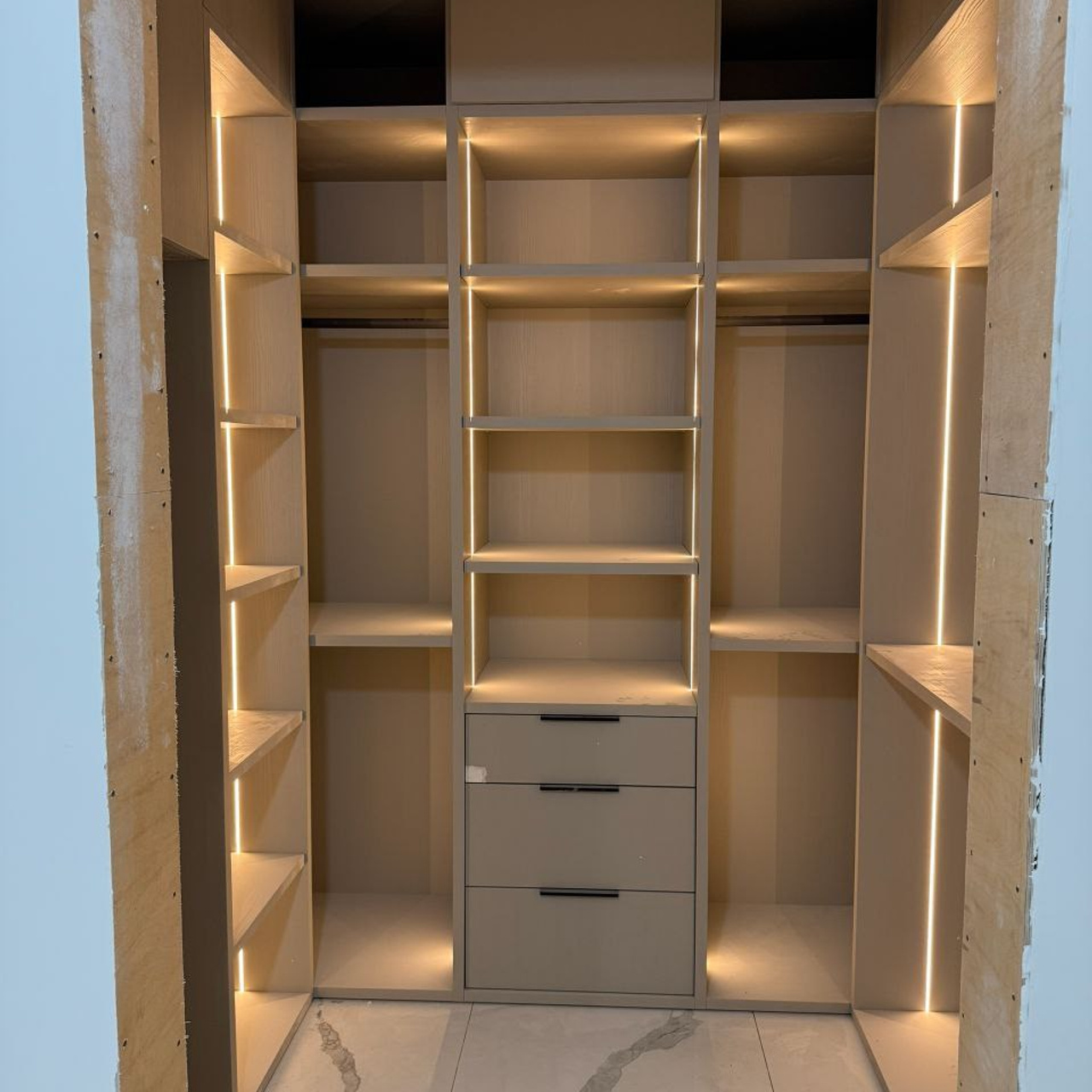 Гардеробные. КУХНИ, шкафы, гардеробные, предметы интерьера, дизайн-проект, замер, доставки и монтаж