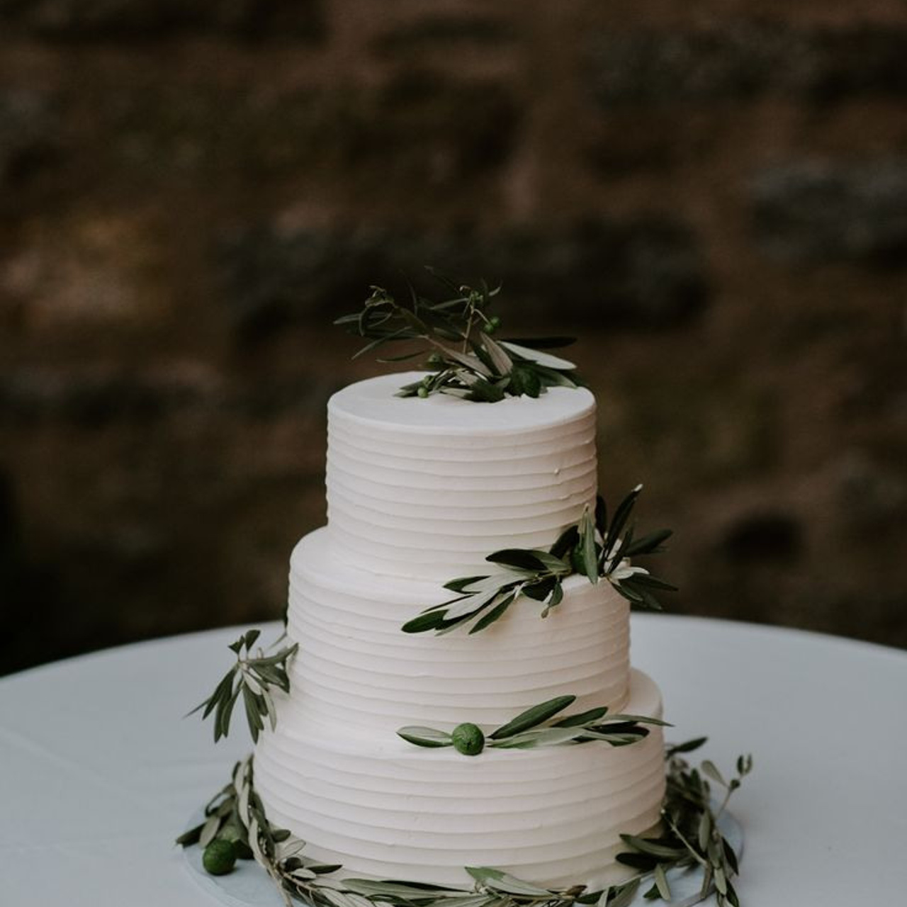 Приглашения на свадьбу и торт