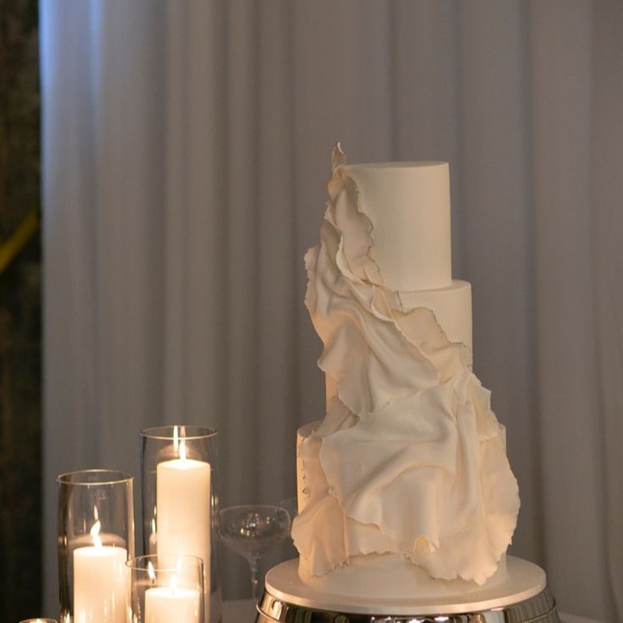 Приглашения на свадьбу и торт