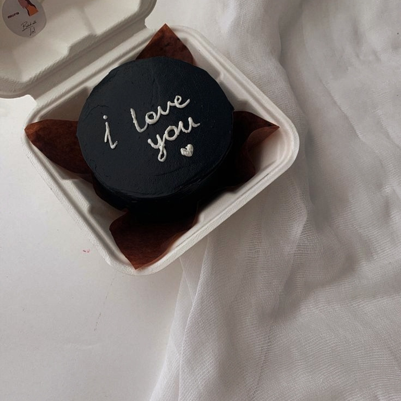 Приглашения на свадьбу и торт