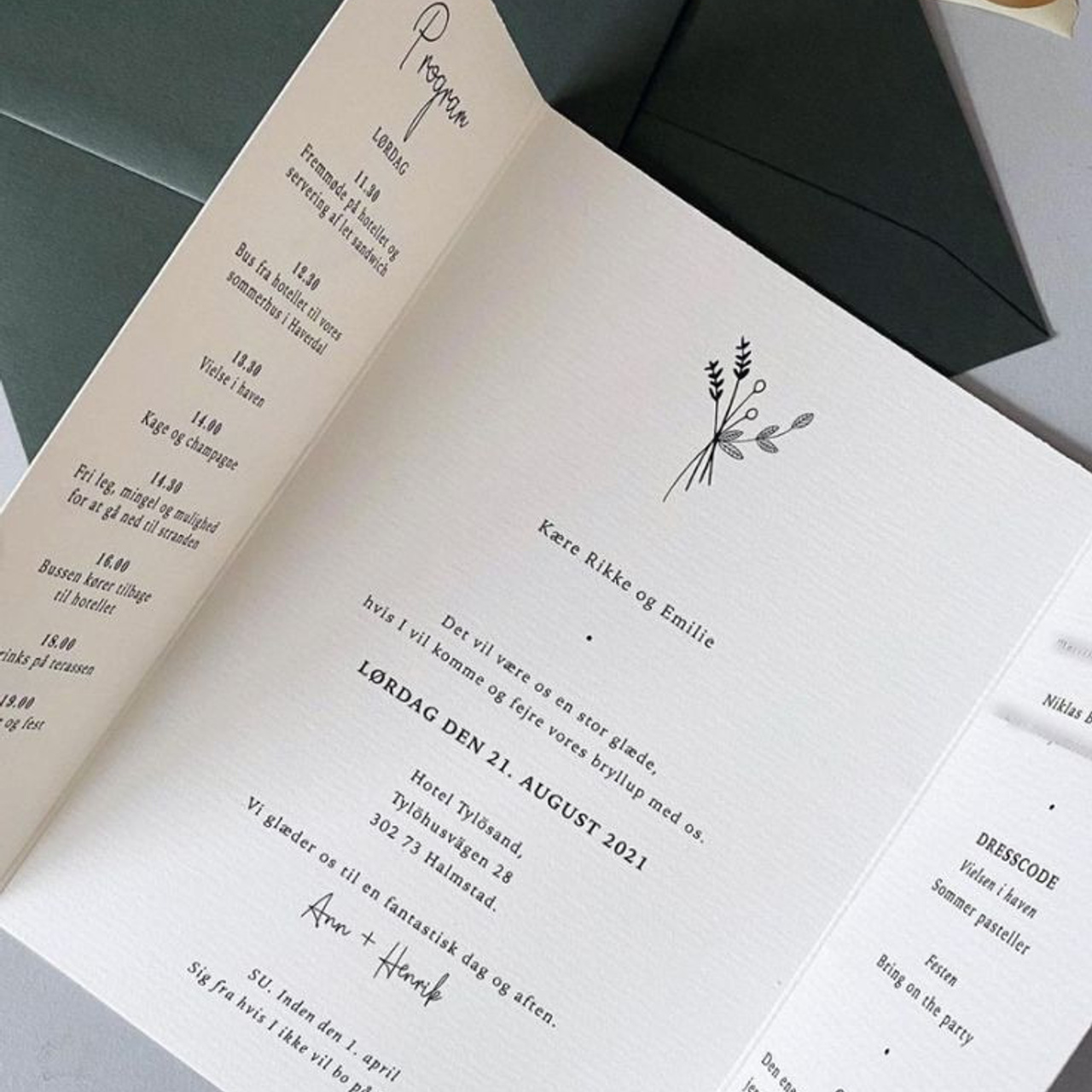 Приглашения на свадьбу и торт