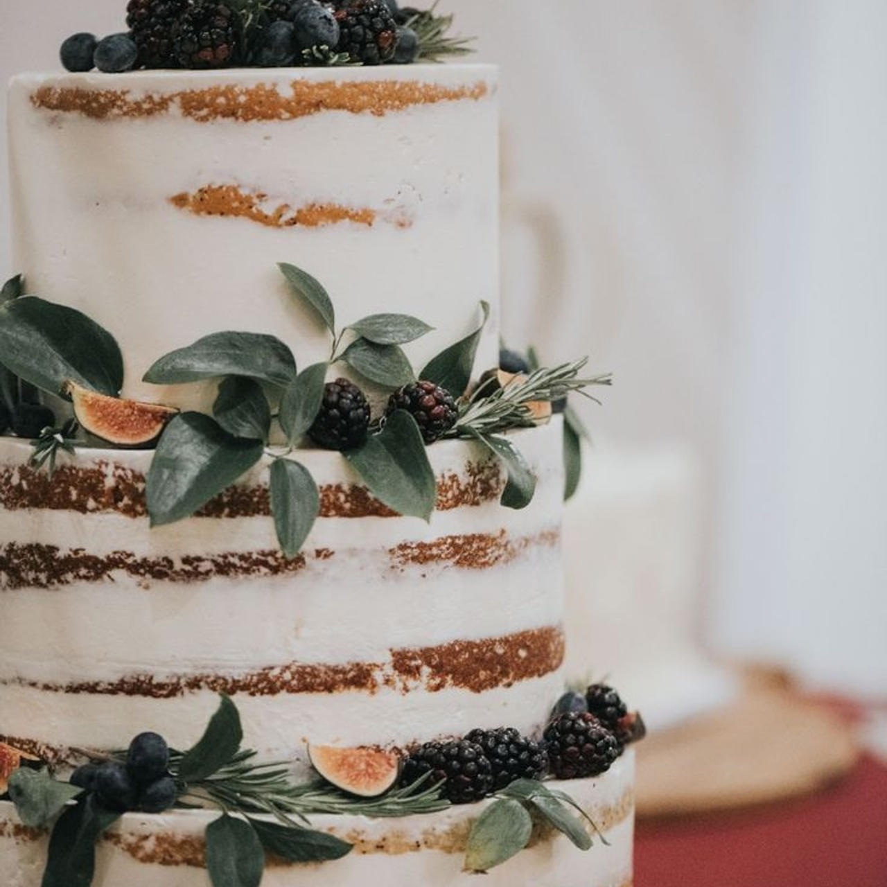 Приглашения на свадьбу и торт