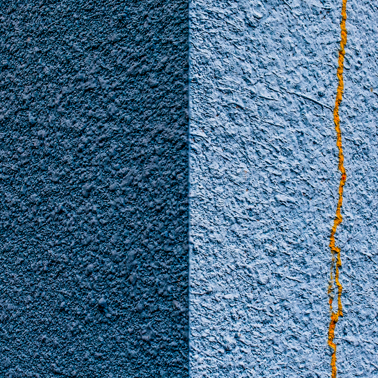 сине голубая стена с оранжевым подтеком