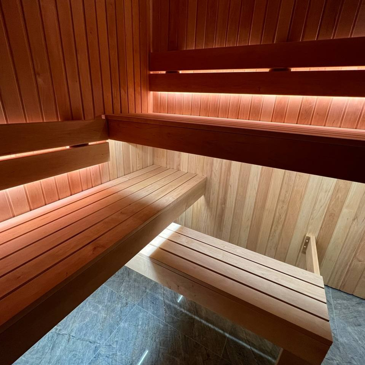 Сауна в Александровской из светлой ольхи, 3 уровня полков, печь Harvia Topclass Combi с парогенератором- функциональное решение.
