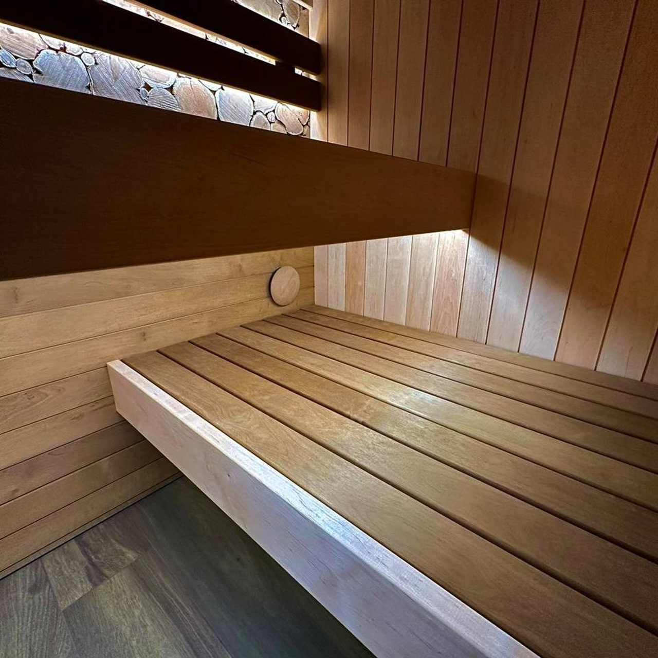 Сауна в Охта парке с интеграцией можжевелового панно за подспинник. Компактно, уютно, функционально!