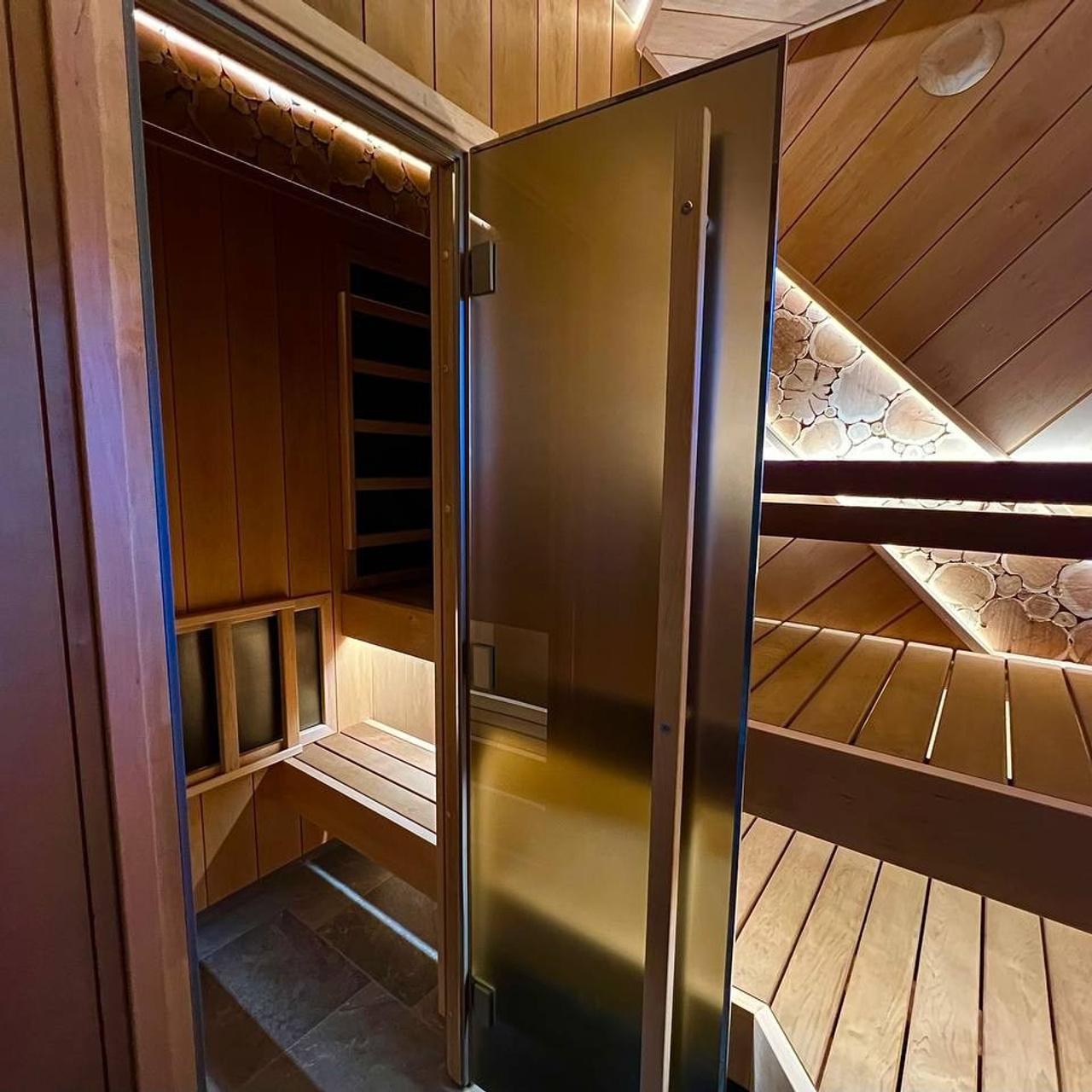 Диагональная баня в Отрадном. В помещение парной встроена отдельная инфракрасная кабина. Смелое и уникальное решение
