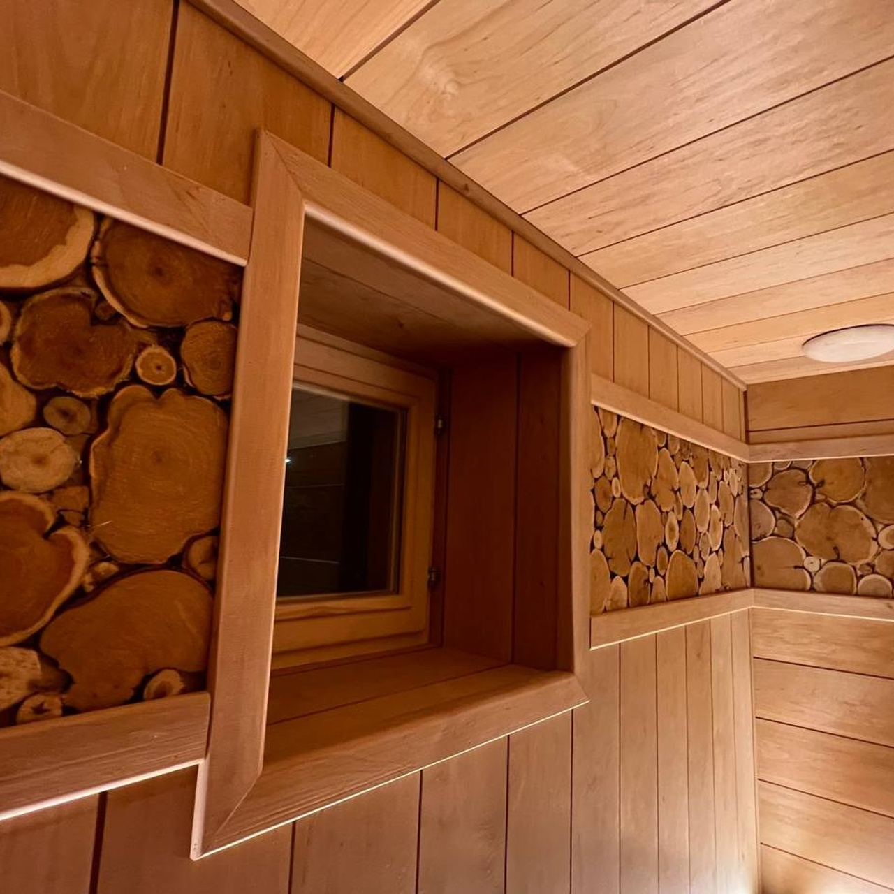 Парная в Петровских дачах из широкой ольхи с можжевеловыми линиями и выдвижным нижним полком для удобной работы парильщика