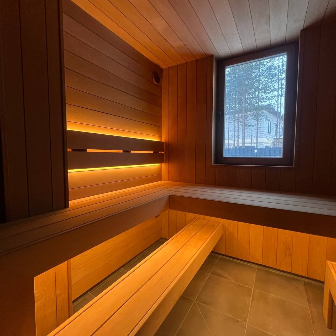 Тёплая парная для коллег из&nbsp;«Печи Горбунова» в&nbsp;Рощино: Sangens в&nbsp;чёрном стекле, широкая термоольха и&nbsp;панорамная входная группа