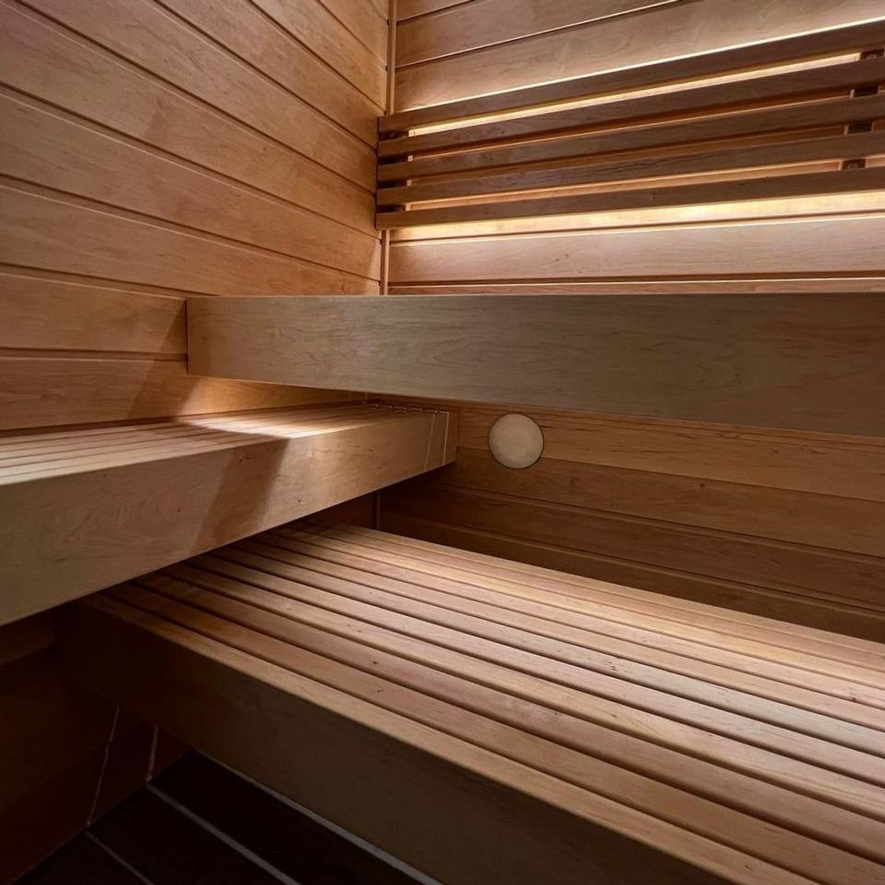 Дизайнерская реечная сауна в Лисьем Носу: уникальная концепция, материалы и оборудование — единственная в своем роде.
