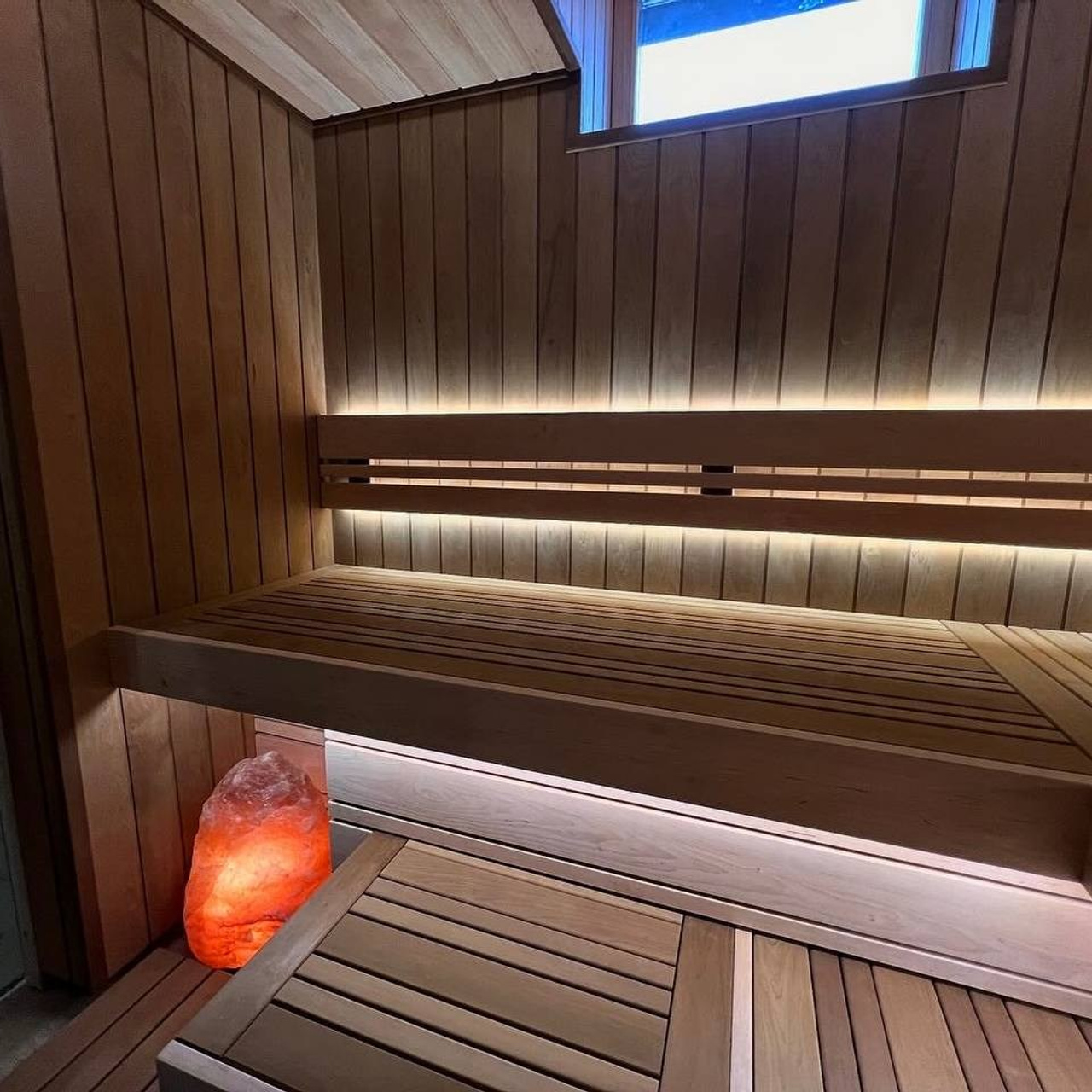 Парная в Родных Просторах выполнена по индивидуальному проекту. В потолке красуется можжевеловое панно, а в углу- глыба из гиммалайской соли