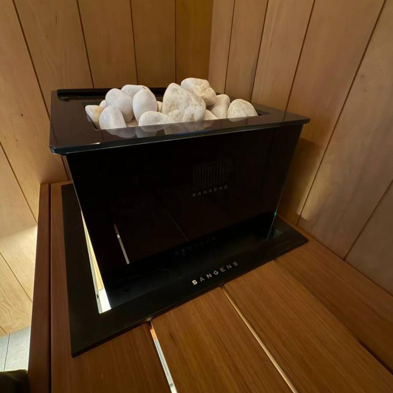 Сауна в&nbsp;Велигонтах для TopKamin: широкая термоольха, массивное можжевеловое панно и&nbsp;стильная электрокаменка Sangens в&nbsp;стекле 🔥