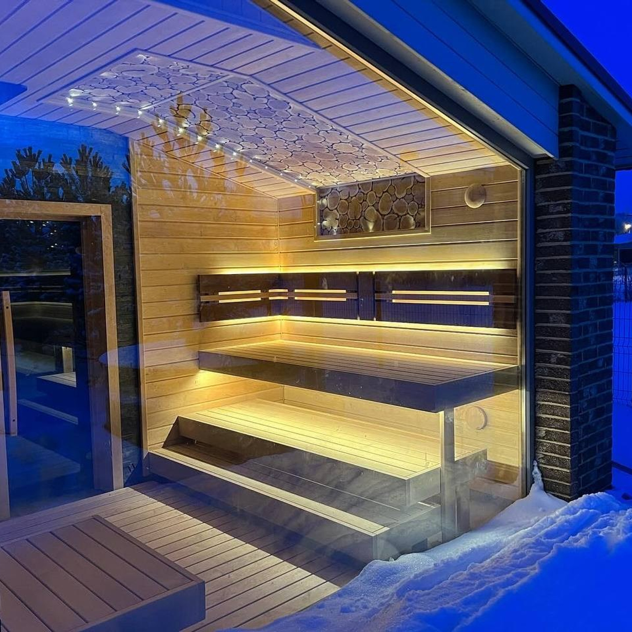 Эта баня в Садах Времени не оставит равнодушным никого- ни внутри парной, ни снаружи.