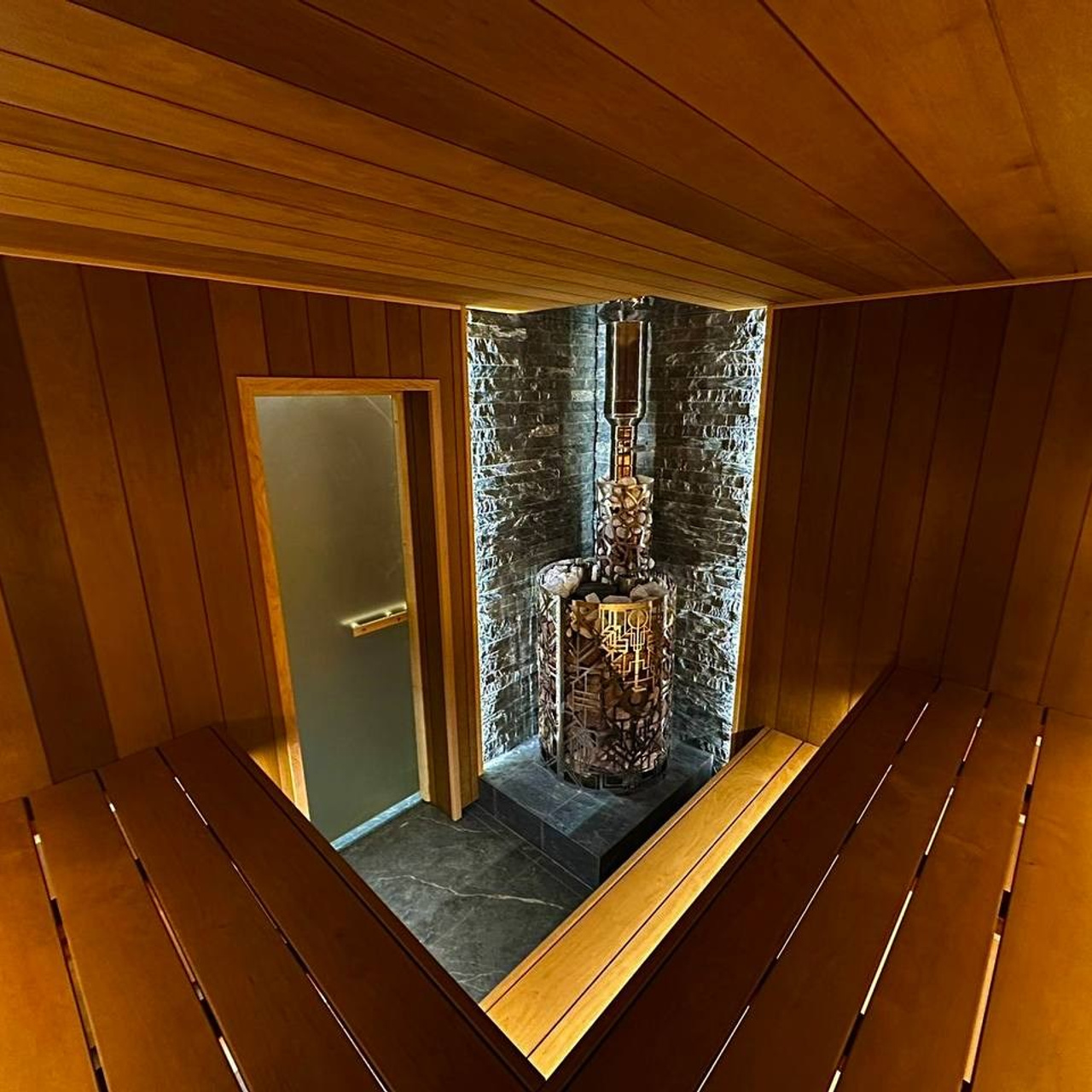 Русская парная на живописном берегу Пионерского озера выполнена из широкой термоольхи с можжевеловым панно и печным углом из талькохлорита