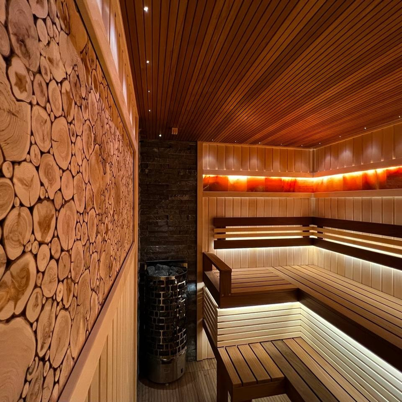Сауна на Кавголовских холмах выполнена из целого обилия материалов. Оптоволокно и свет солевых блоков подчеркивают каждую деталь интерьера.